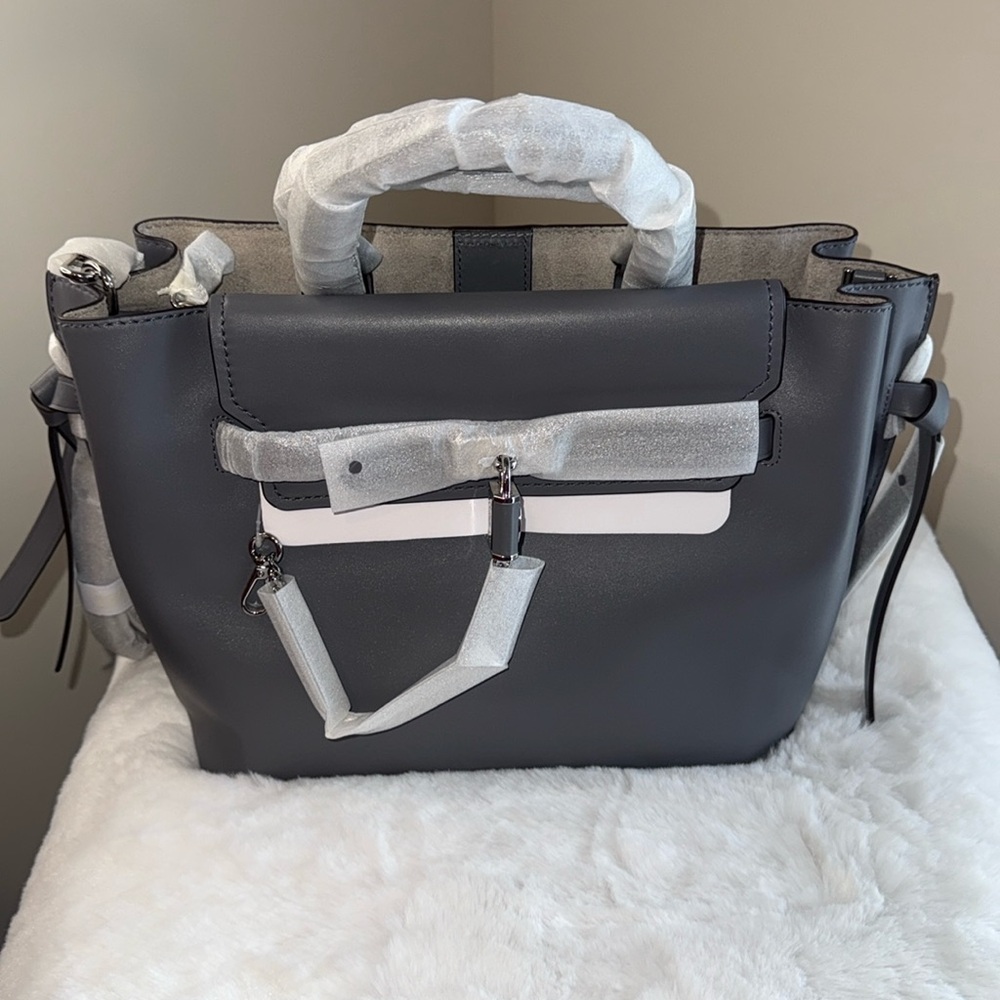 NEW!  Michael Kors Large Hamilton Legacy Grey Satchel

15.5 x 9.5 x 6
